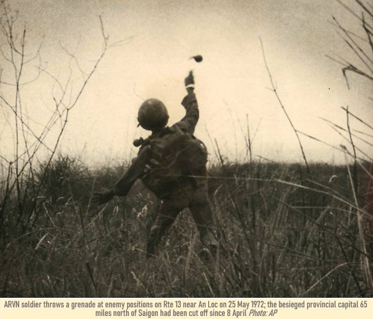 1972年5月25日，南越軍士兵向安樂附近13號公路上敵方陣地投擲手榴彈；該省會首府位於西貢以北65英里，自4月8日起已被隔絕