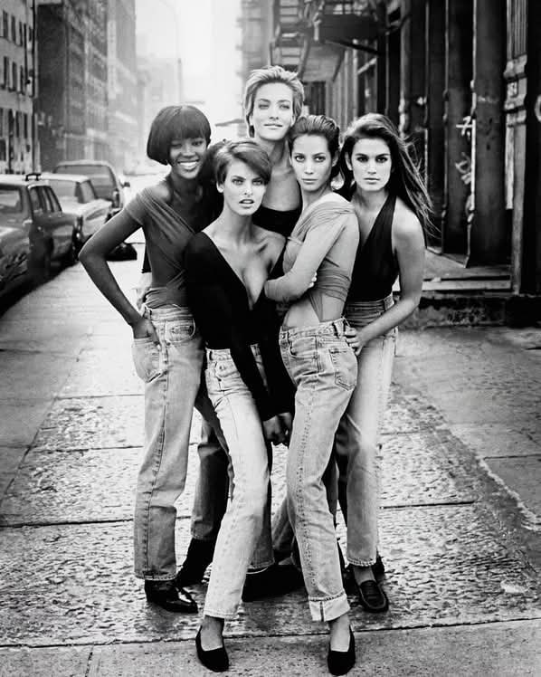 #名人 娜奥米·坎贝尔、琳达·伊万杰莉斯塔、塔蒂亚娜·帕蒂茨、克里斯蒂·特灵顿和辛迪·克劳福德《Vogue》杂志，1990年——彼得·林德伯格娜奥米·坎贝尔（Naomi Campbell） – 英国模特，以高挑身材和独特气质闻名，是第一代超级名模之一