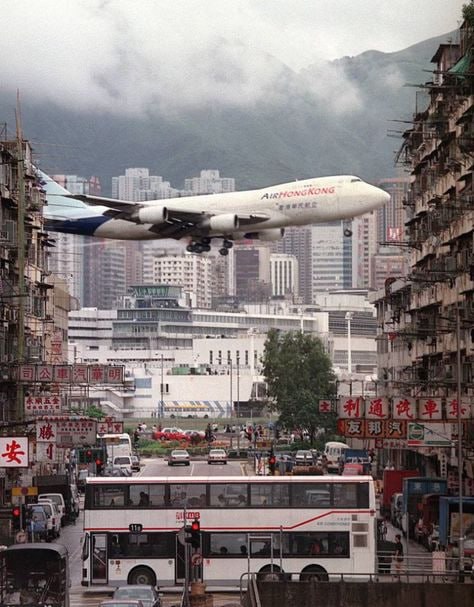 1998年7月5日：一架747货机在启德机场运降落