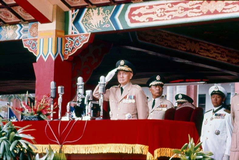 时任中华民国总统蒋中正在台北总统府前主持民国55年（1966年）国庆庆祝大会