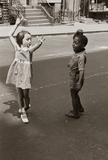 摄影师：海伦·莱维特《两个跳舞的孩子》，纽约，1940年