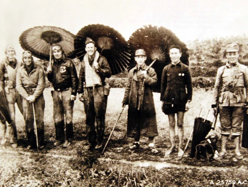 1942 年左右，几名中国士兵与杜立德空袭东京的四位美军成员在中国合影