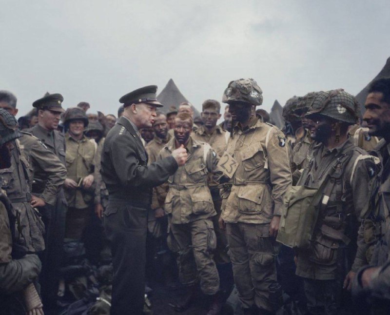 1944年6月5日，D日登陆前夕美军将领艾森豪威尔对即将出发的盟军士兵说：“全世界的目光都在你们身上