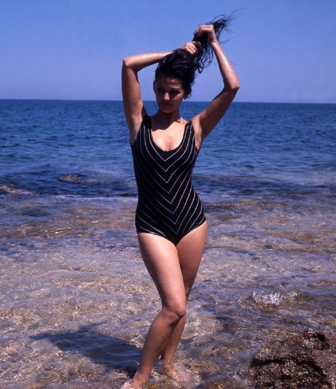 #名人 1960年代，克劳迪娅·卡汀娜在海滩上她是意大利著名女演员，出生于突尼斯，活跃于1950–1970年代