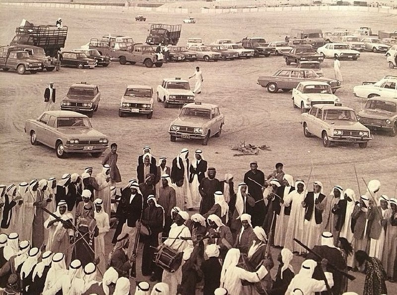 1960年代，迪拜举办了一场文化活动1960年代的迪拜还不是今天那个摩天大楼林立的国际都市，而是一个人口不到4万的小港口城市