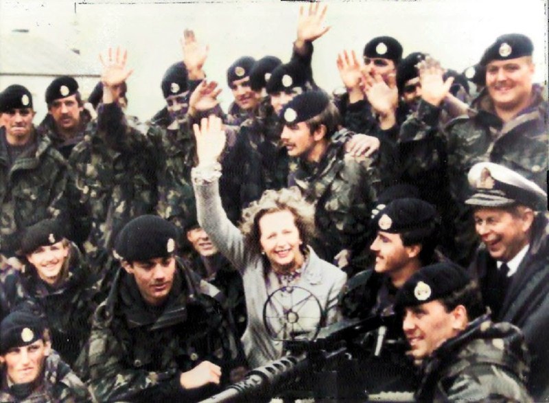 1983年，阿根廷投降后，玛格丽特·撒切尔在福克兰群岛