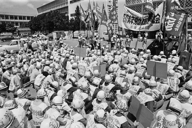 1975年，当时日本皇太子明仁（Akihito）访问冲绳时，数百名冲绳居民发起抗议活动
