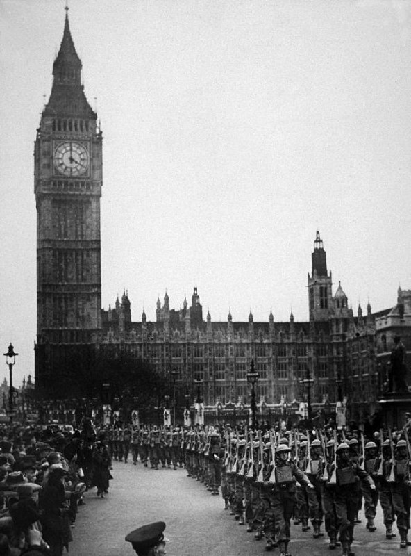 1940年伦敦，二战首批抵达英国的加拿大部队雄赳赳地正步走过大本钟，场面雄壮，拉开了同盟国并肩作战的序幕