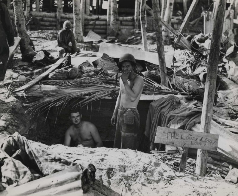 美国基地，塔拉瓦，吉尔伯特群岛，1943年11月；注意标志牌“烂透了的休息室”