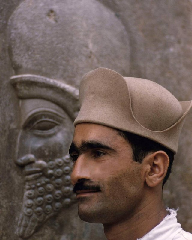 20世纪60年代，伊朗波斯波利斯，一名卡什卡部落成员在王座室（100柱厅）的浮雕前摆姿势