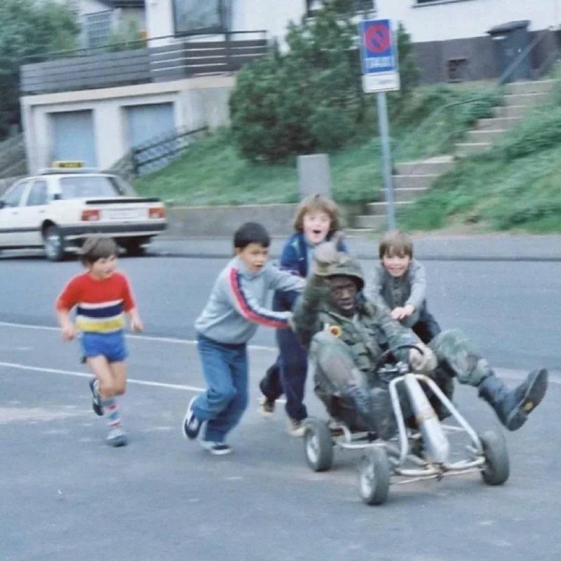 ↩️🖼 一名美國士兵在西德與當地德國兒童一起玩卡丁車
