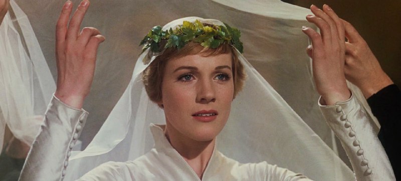 #电影《音乐之声》（1965年，导演：罗伯特·怀斯）《音乐之声》是一部经典的美国音乐电影，由罗伯特·怀斯执导，改编自同名音乐剧，讲述了真实故事中的玛丽亚修女如何通过音乐改变了冯·特拉普家族的生活