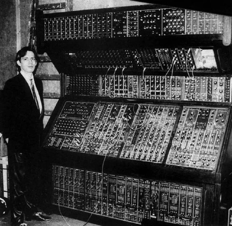 汉斯·季默与他的 Moog 模块合成器，1970 年代汉斯·季默（Hans Zimmer）德国出生的电影配乐大师，代表作包括《盗梦空间》《星际穿越》《狮子王》《黑暗骑士三部曲》等