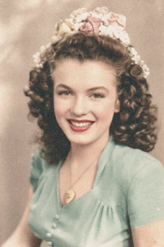 #名人 诺玛·珍·贝克，未来的玛丽莲·梦露，1941年Norma Jeane Baker 是玛丽莲·梦露的原名，她出生时就叫这个名字