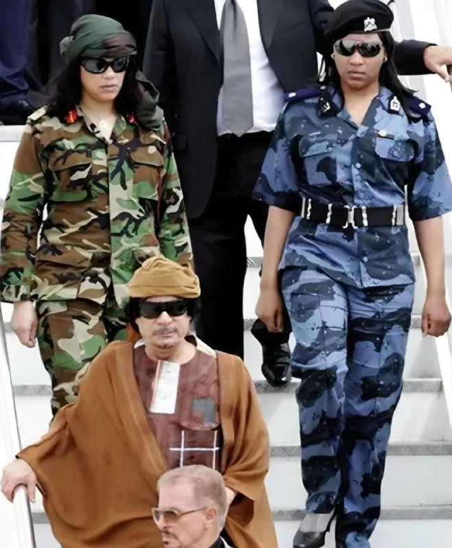 2000 年代初，穆阿迈尔·卡扎菲和他的两名来自全女性“亚马逊卫队”的精英保镖