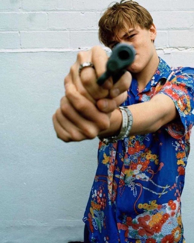 #名人 1996年，21岁的莱昂纳多.迪卡普里奥在电影《罗密欧与朱丽叶》 片场#名人 1996年，21岁的莱昂纳多.迪卡普里奥在电影《罗密欧与朱丽叶》 片场