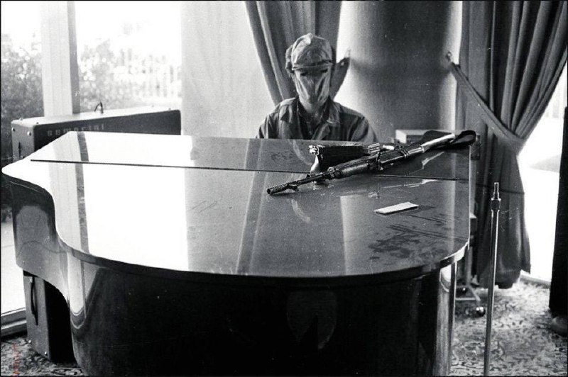 1975年11月3日，地点是黎巴嫩贝鲁特的假日酒店酒吧