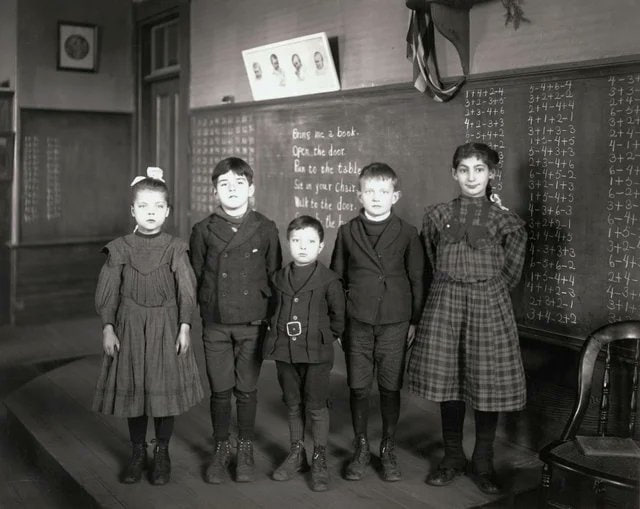 1900 年，一群孩子在教室里
