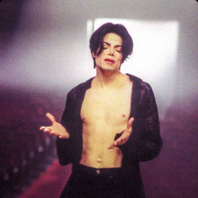 #名人 1995年，當麥可傑克森的歌曲《You Are Not Alone》的音樂錄影帶首次登上排行榜時