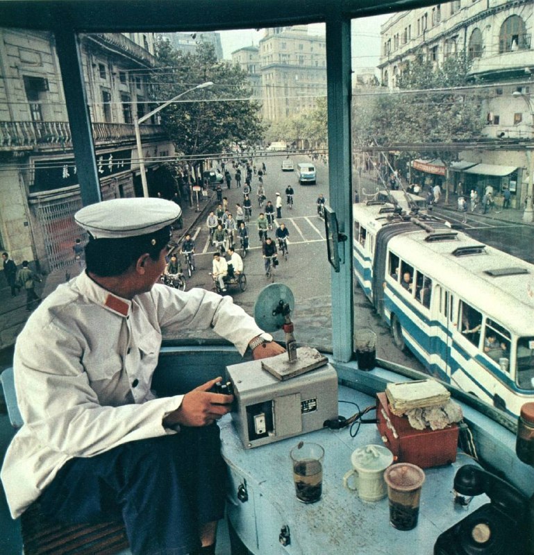 1980 年，上海西藏路和南京路路口，交警岗亭内，手动切换红绿灯