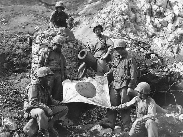 1945年的3月26日，硫磺岛在经历一个多月的激烈战斗后被美军控制