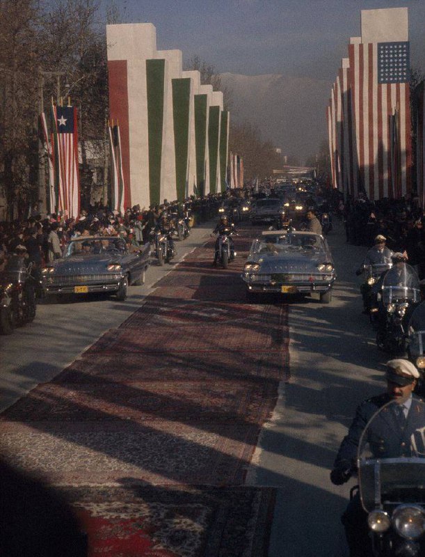 1960年，艾森豪威尔总统在德黑兰的车队路上铺着波斯地毯