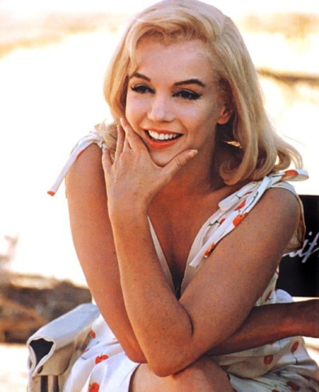 #名人 玛丽莲·梦露在 1960 年拍摄《乱点鸳鸯谱》期间