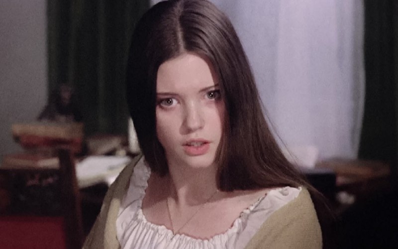 #名人 琳恩·弗雷德里克在《吸血鬼马戏团》#电影（1972年，导演：罗伯特·杨）这部英国恐怖片由汉默电影公司出品，融合哥特式氛围与血腥奇幻