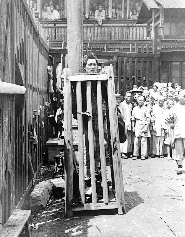 20世纪30年代的中国，一名被判犯有谋杀罪的男子被关押在街上的一个木笼子里