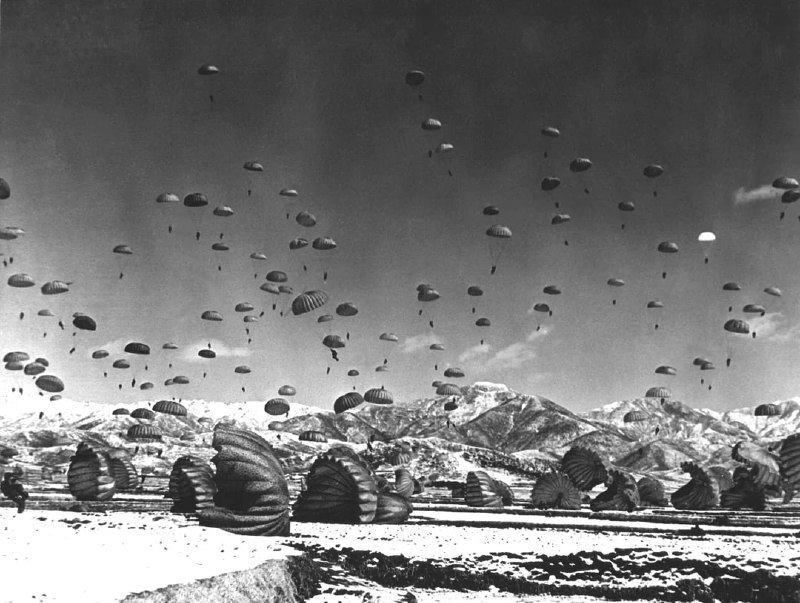 1951年，联合国空降部队在朝鲜战争中空降人员和装备