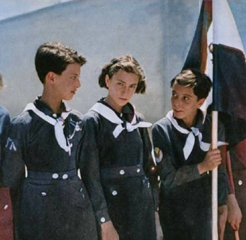 伊朗的三个女童子军，1937年