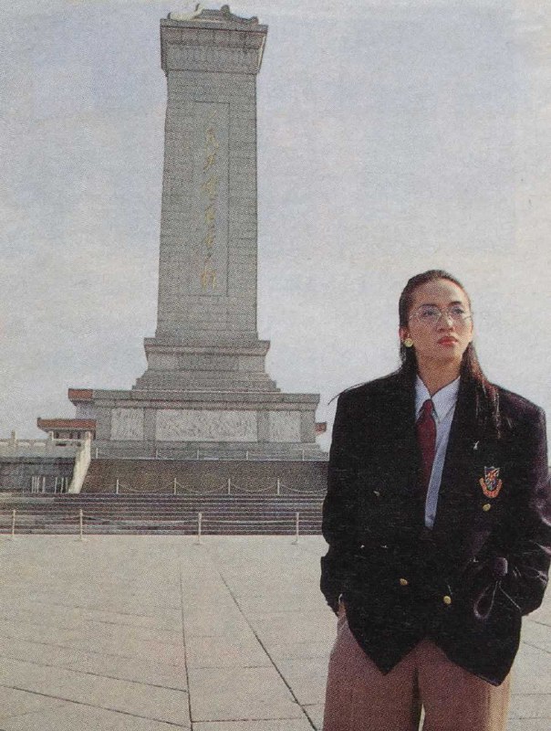 #名人 1991年8月，梅艳芳随香港演艺界代表团到北京进行华东赈灾慈善义演，在天安门广场留影