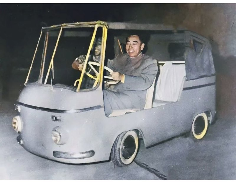 1958 年，中华人民共和国第一任总理周恩来乘坐北京清华大学生产的中国第一辆微型汽车