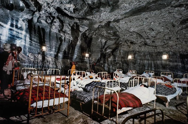 20世纪70年代波兰维利奇卡盐矿的肺病疗养院，由摄影师克里斯·尼登塔尔拍摄