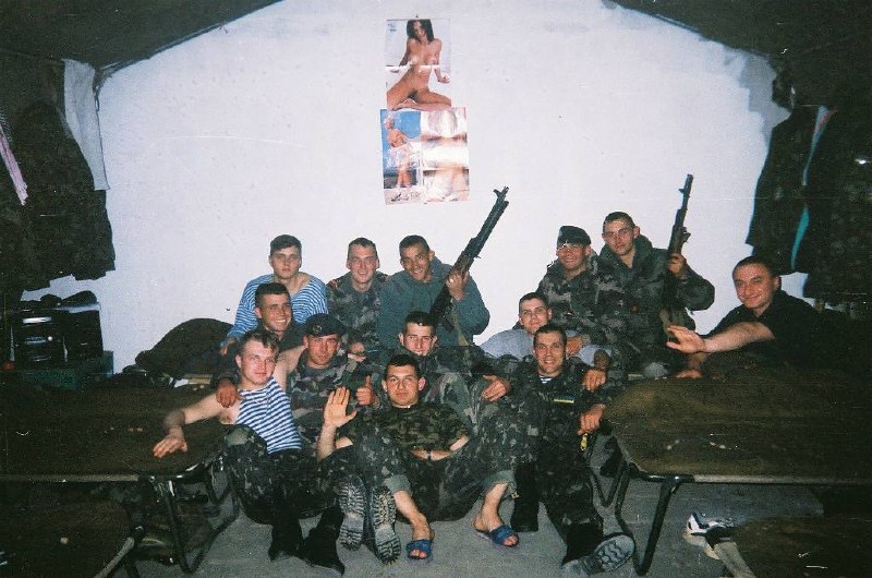 1996年，波斯尼亚——乌克兰维和部队士兵与法国外籍军团士兵一同执行维和任务