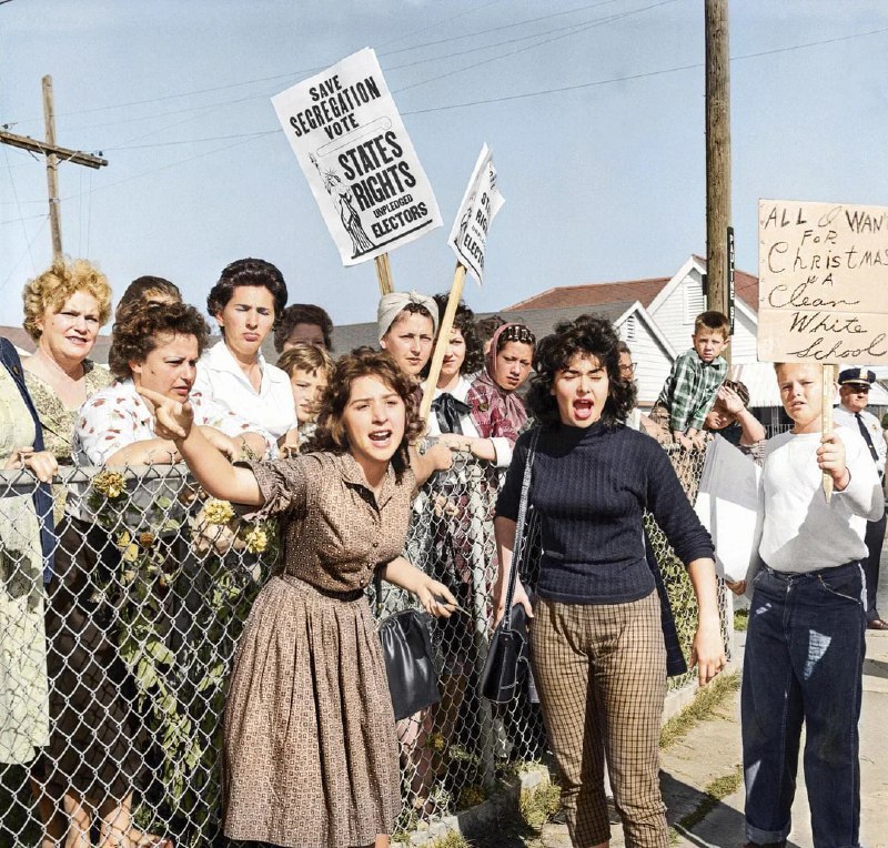 1960年，6岁的鲁比·布里奇斯走进一所传统上只招收白人学生的学校，成为美国南部第一个进入这所学校的黑人孩子