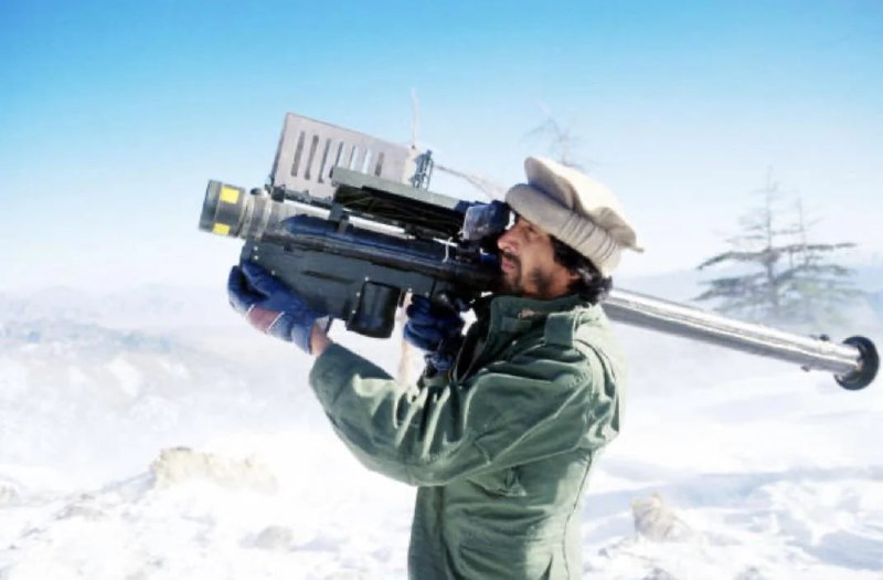 1988年2月：一名阿富汗圣战者战士正用新近获得的毒刺导弹瞄准一架飞过的苏联飞机