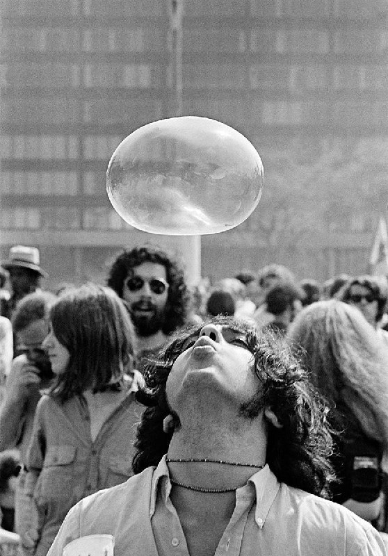 《May Day, New Haven Green》（纽黑文广场的五一节），由美国摄影师 Alex Harris 拍摄于 1970年