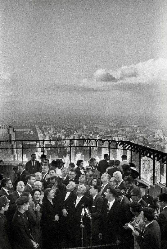 苏联领导人尼基塔·赫鲁晓夫和他的妻子在帝国大厦顶楼会见记者（1959 年 9 月）