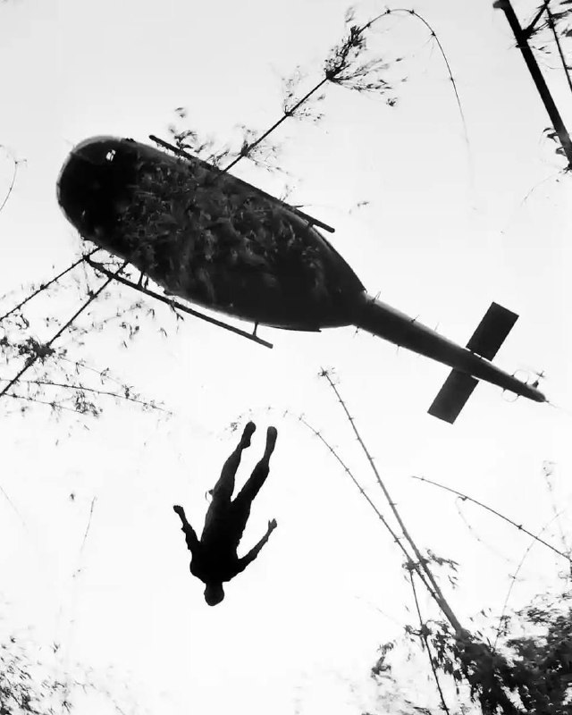 1966年5月14日，一名在柬埔寨邊境附近叢林中陣亡的美國傘兵的遺體被抬上撤離直升機