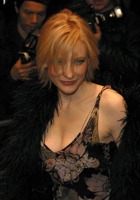 #名人 2003年参加《Empire》杂志颁奖典礼的凯特·布兰切特#名人 2003年参加《Empire》杂志颁奖典礼的凯特·布兰切特