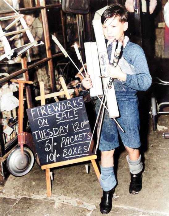 1949年，伦敦一个男孩拿着烟花