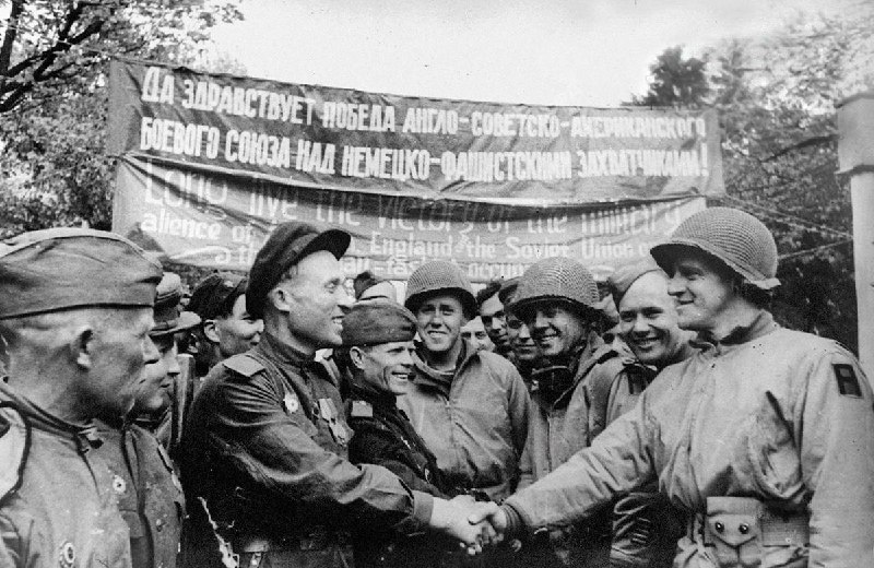 1945年4月25日，苏美两军在易北河胜利会师，两军士兵亲切握手