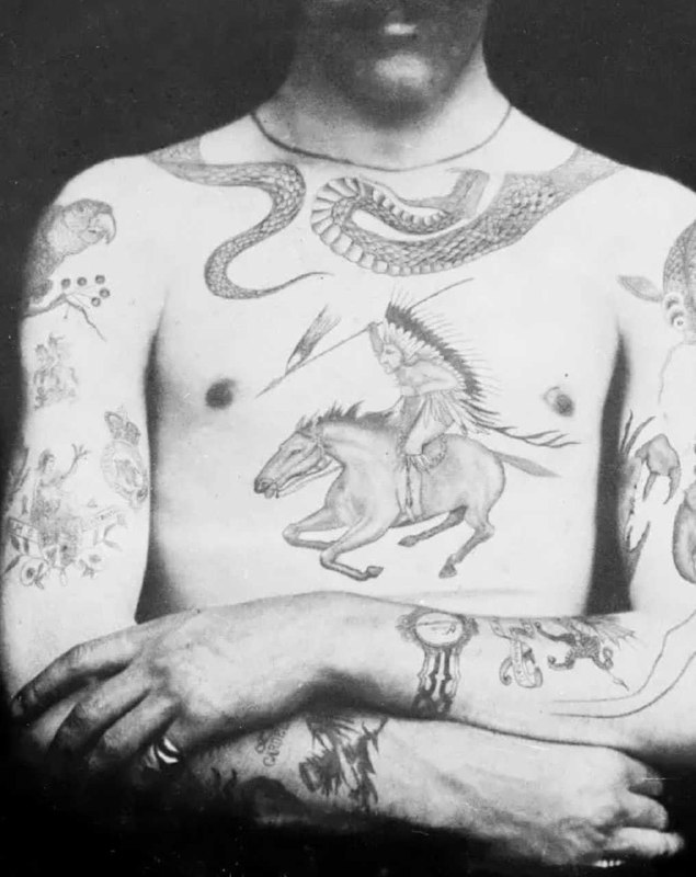Sutherland MacDonald 是英国历史上最早的专业纹身师之一