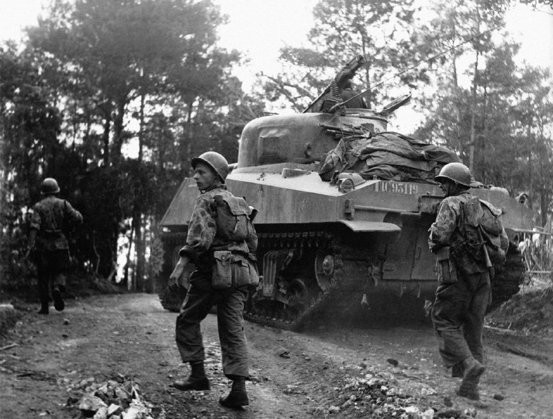 1952年11月，在 第一次印度支那战争 期间，法国外国军团 第1外籍伞兵营士兵在 6号殖民公路 附近向 和平市 一带推进，同时有来自远东殖民装甲团的 M4 Sherman 坦克协同作战