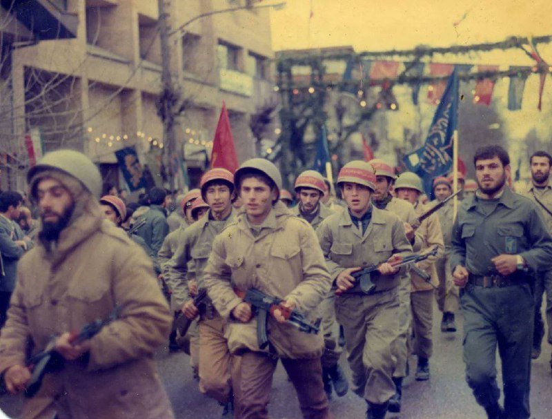 1980至1988年两伊战争期间，伊朗因西方武器禁运而转向中国采购军火，其中包括数万支中国产56式突击步枪（仿制苏联AK-47），用于装备大量动员的志愿兵（如巴斯基民兵），这批武器成为伊朗战时补充常规军力短缺的重要来源之一，也是中伊军贸合作的代表性案例