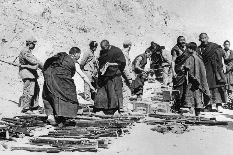 1959年，藏族僧侣起义失败后向中国士兵交出武器