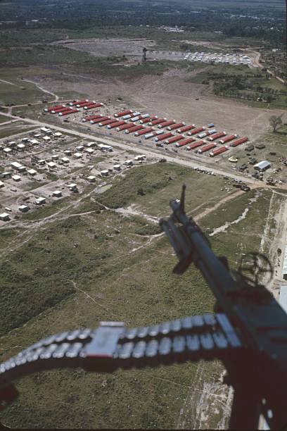 1967年越南战争期间，在越南富公地区的一处难民营里搭建了大量红十字会帐篷，用来安置因战事流离失所的平民