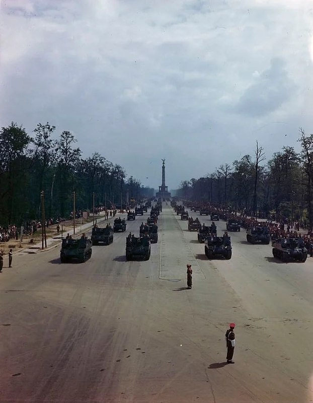 展示盟军团结，纪念战胜纳粹德国1945年7月12日，二战结束后不久，美苏两国在德国柏林的勃兰登堡门附近举行过联合阅兵式