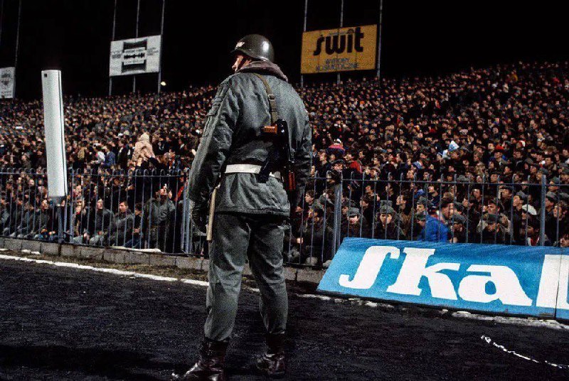 1982年3月3日，一名波兰士兵在华沙莱吉亚和第比利斯迪纳摩之间的足球比赛中维持秩序